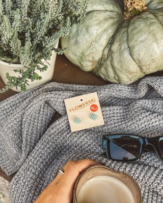 Chcete se cítit pohodlně, zahalené do podzimních barev a klidu? 🍂 Co takhle odstín Green Grey Stone ve verzi NO.2? 💚...