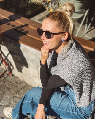 Pokud se chcete odlišit od klasických podzimních odstínů, sáhněte po Deep Ocean – hluboké modři, která zaujme na první...