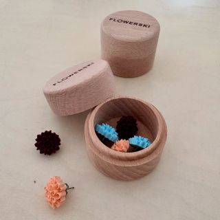 Máme pro vás pár novinek 🎁 ➡️ Dřevěnou krabičku Flowecase, kam se vám spolehlivě vejde několik párů našich náušnic všech...