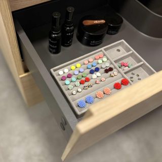 Náušnice už se v šuplíku nebudou jen tak povalovat! 😍😎 Máme pro vás totiž šperkovnici, nebo organizér pokud chcete.. Je...